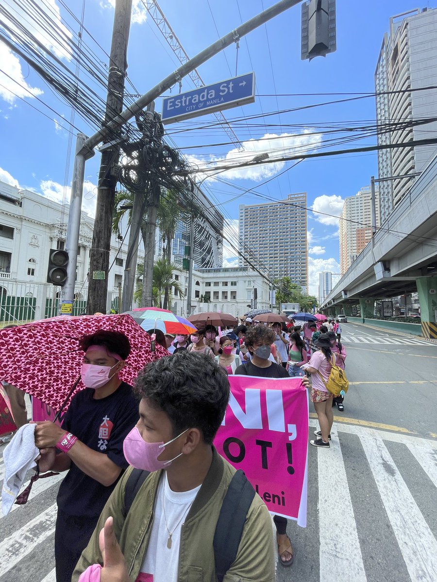 KabataanPLM's tweet photo. ICYMI: Nagkasa ng Walk For Leni-Kiko ang MAKI-LENI (Martsa ng Kabataan para sa Kinabukasan at kay Leni) kasama ang iba’t ibang sektor kaninang tanghali sa Taft Avenue. Tumungo ang martsa hanggang makarating sa Miting De Avance sa Ayala Avenue, Makati.

#LeniKiko2022 https://t.co/DYRDkxDtV0