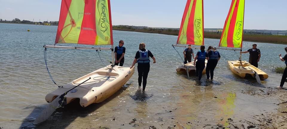 @poleemploi_HDF #Calais mobilisés au côté de nos jeunes usagers engagés dans le #CEJ plmpl.fr/c/BbTnz 👉1 journée d’intégration à la base de voile @Sangatte  pour travailler la  #confiance par l’apprentissage de la voile ⛵️<a href="/ELeroy07/">Emmanuelle Leroy</a> @FredericDanel <a href="/BFMLittoral/">BFM Grand Littoral</a> <a href="/Nordlitt/">Nord Littoral</a>