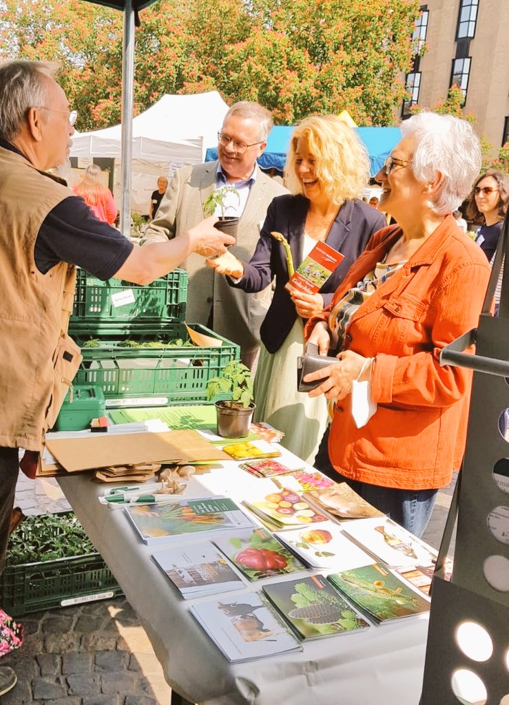 „Wir freuen uns, dass wir als BLE mit einem bunten und vielfältigen Angebot endlich wieder vor Ort dabei sein können“ – so der Präsident der #BLE <a href="/HannsEiden/">Hanns-Christoph Eiden</a> am Stand der BLE auf dem heutigen Bonner #Frühlingsmarkt. Kommen Sie vorbei und besuchen uns auf dem #Münsterplatz!