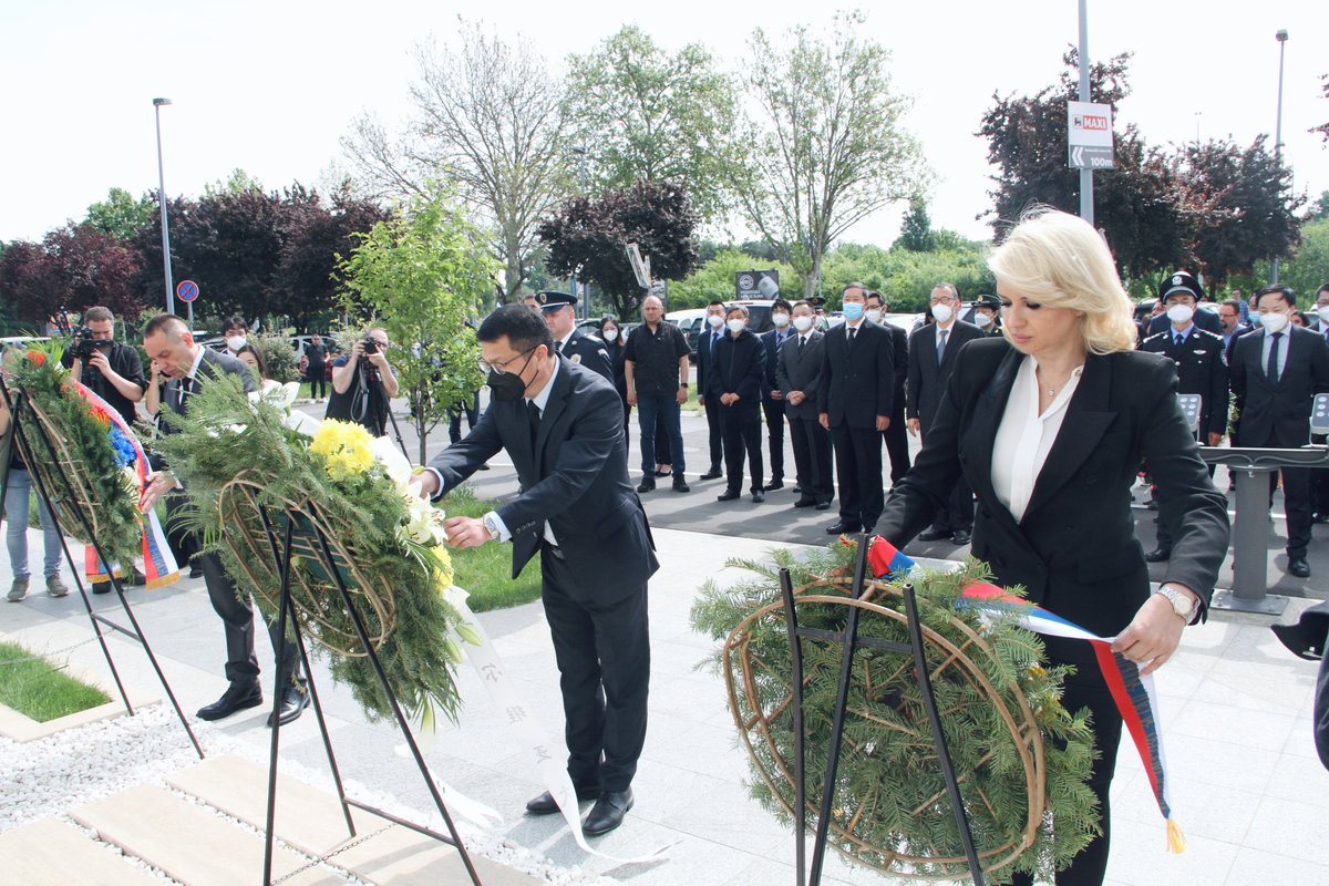 AmbChenBo's tweet photo. На данашњи дан пре 23 године, троје мојих пријатеља пролило је крв у Србији за правичност и правду. Хегемонистички злочини могу само да ојачају вољу кинеског и српског народа да бране своје државне интересе и национално достојанство и заштите заједничку безбедност човечанства. https://t.co/7iwtAD0JCh