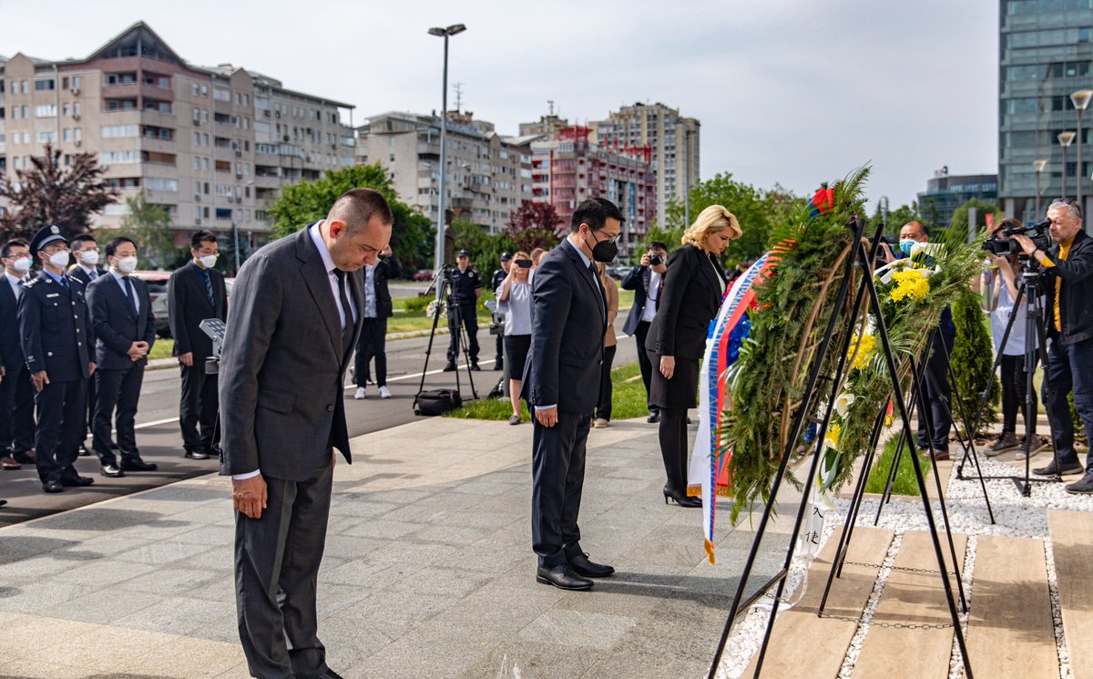 AmbChenBo's tweet photo. На данашњи дан пре 23 године, троје мојих пријатеља пролило је крв у Србији за правичност и правду. Хегемонистички злочини могу само да ојачају вољу кинеског и српског народа да бране своје државне интересе и национално достојанство и заштите заједничку безбедност човечанства. https://t.co/7iwtAD0JCh