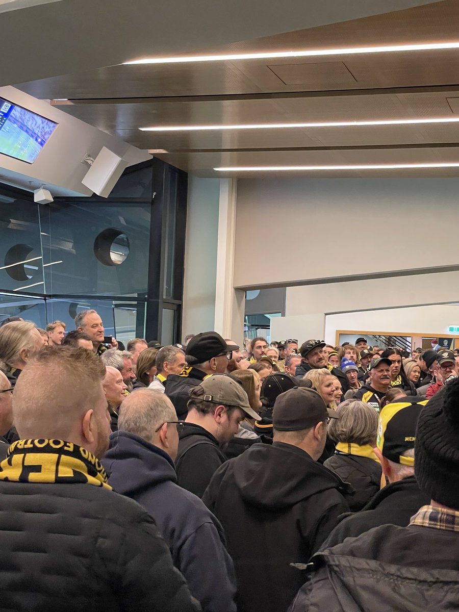 1000giggles's tweet photo. Great win by the tigers 🐯 ⁦@Richmond_FC⁩ ⁦#JakeKing #WasInTheHouse #3121Members ⁦@MCG⁩ #3121MembersRock #gotiges ⁦@AFL⁩ #RichmondInstitute 💛🖤🫶 https://t.co/yFZDxI6fKO
