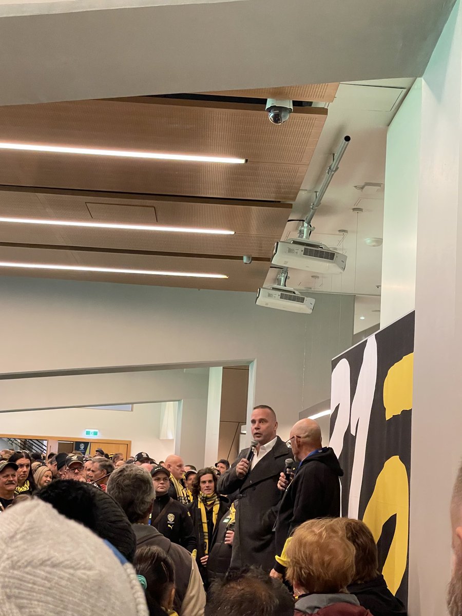1000giggles's tweet photo. Great win by the tigers 🐯 ⁦@Richmond_FC⁩ ⁦#JakeKing #WasInTheHouse #3121Members ⁦@MCG⁩ #3121MembersRock #gotiges ⁦@AFL⁩ #RichmondInstitute 💛🖤🫶 https://t.co/yFZDxI6fKO