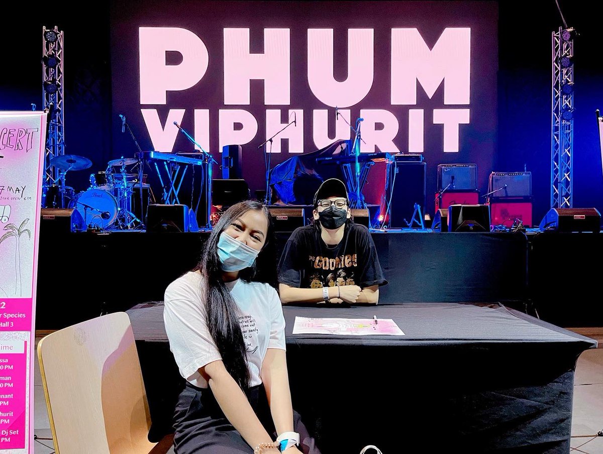 Phumviphurit_TH's tweet photo. ทางเรามานั่งตัวบิดตัวงอ เป็นตัวแทนของหมู่บ้านให้แล้วนะคะ #phumviphurit #ภูมิวิภูริศ https://t.co/ZPY09XNxoq