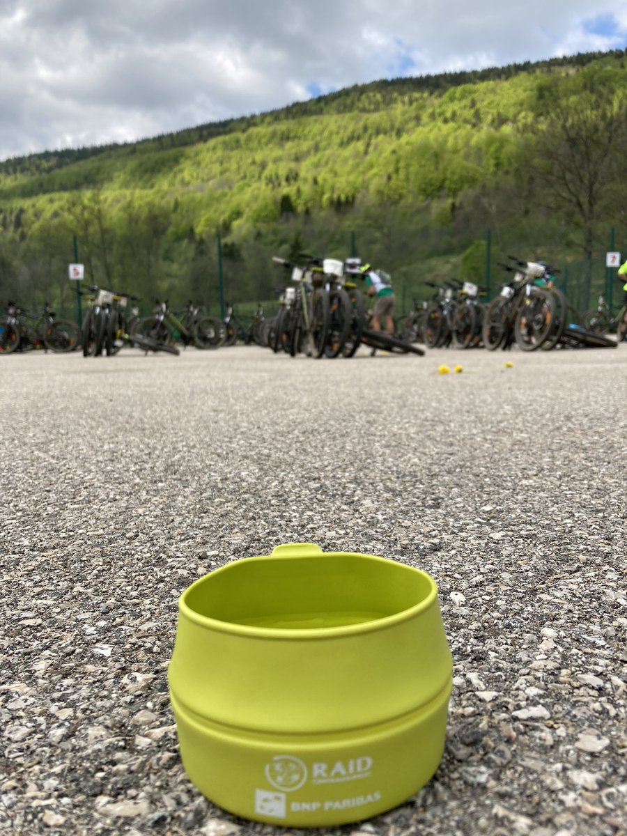 Elle est intense cette j4 #RaidCS2022 ! D’ailleurs on ne vous a pas dit ! C’est la journée environnement, notre journée préférée du <a href="/Raid_CS/">Raid CentraleSupelec</a> et en + #teambnpp en est le sponsor ! Vous voyez la montagne derrière notre écotasse ? Et bien c’est par là qu’ils repartent en VTT !