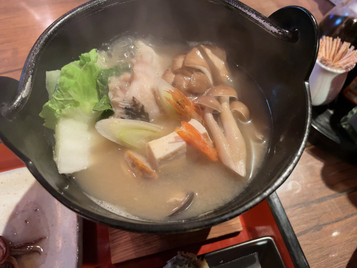 kasukasu_NGS's tweet photo. 龍飛にはこんな晩御飯とこんな朝御飯とこんな津軽ひば風呂が付いて1泊9000円ぐらいの宿があるので��人類龍飛に行くべき https://t.co/VTmzWWDvrR