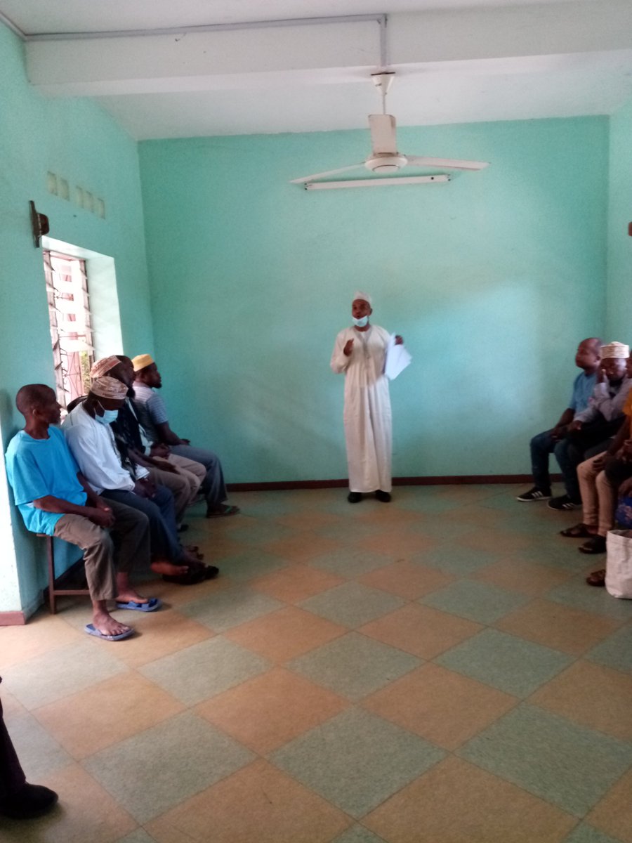 ChadyaHamadi's tweet photo. Réunion de mise en place des comités villageois de santé, dans le centre de district de Ouani à Anjouan. En marche vers la campagne de vaccination des jeunes de 12-17 ans avec le vaccin Pfizer #COVAX@ministère de la santé Comores. https://t.co/pIiJRBw1c5