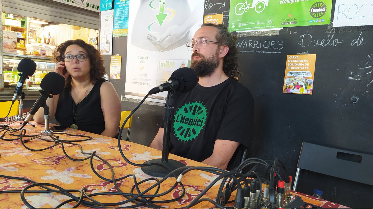 KerasButi's tweet photo. Els companys de @LHenbici, que fan el transport d'última milla dels productes de Keras Buti a l'@Engranatge i @lachalmetacoop, els dos nodes de la cooperativa a #LaMarina, presenten ara a la #FESLH L'ARRIERA, el seu projecte de distribució ecològica en bicicleta per #LHospitalet. https://t.co/9GmWlY3BxY