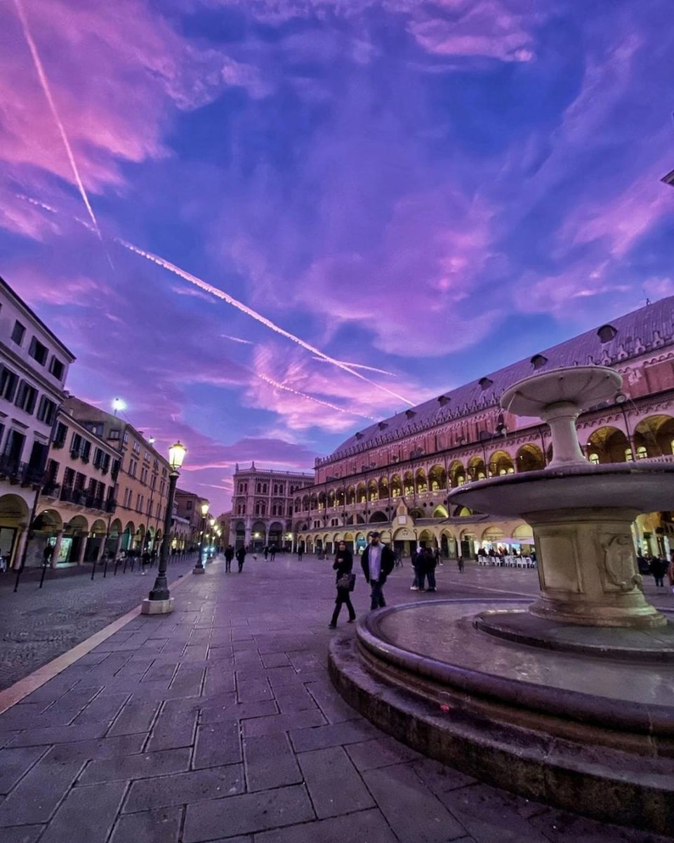 UniPadova's tweet photo. 🌅 Con chi condivideresti questo tramonto?

#Unipd e la città di Padova vivono assieme: tanti sono i posti frequentati dalle nostre studentesse e studenti che mantengono vive le strade, ma soprattutto le piazze di Padova come Piazza delle Erbe.

Grazie a Morgana per questo scatto https://t.co/pQevvxd1El