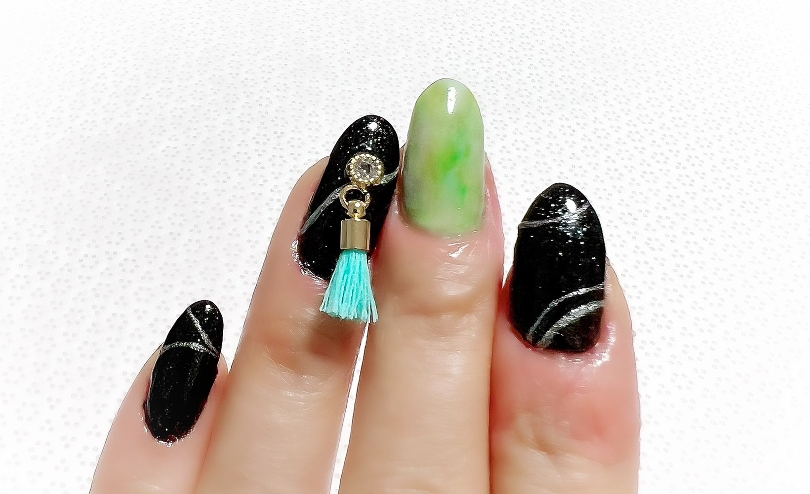 といぷー マイネイルチェンジ 推しカラー 黒 緑 ネイル8ヶ月目 春っぽく黄緑のニュアンスネイル 6色使った とラメ入りブラックアートはシルバーのラインとパーツ タッセルと蝶 をオン 可愛くできたー ᴗ しゆん ジェルネイル