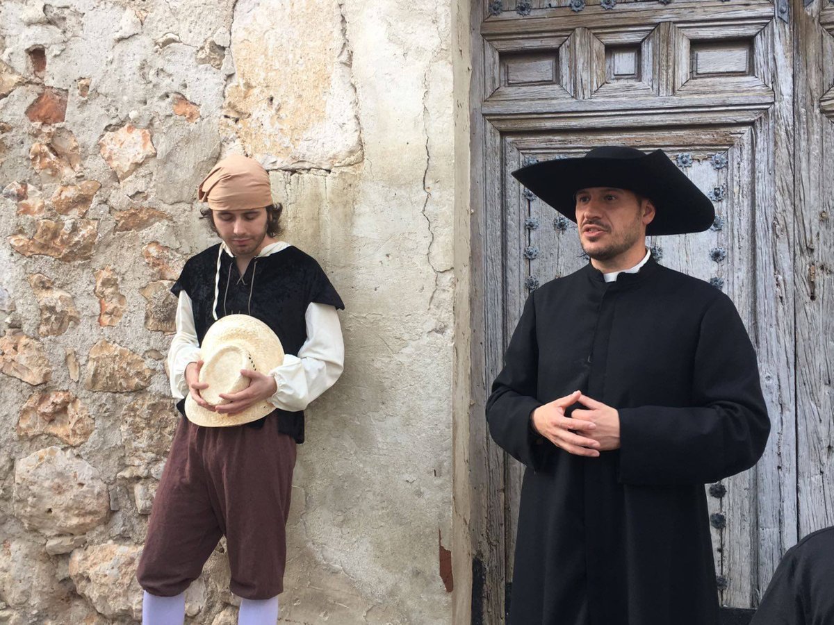 CulturArteC's tweet photo. ¿Los conoces? Son dos de los personajes de #Chinchón, que hoy a las 18:30 horas te lo mostrarán en las Visitas Teatralizadas "El Alma de Chinchón".
Reserva tu plaza en https://t.co/bEtwp4QYfX https://t.co/C0mCOG1S0z