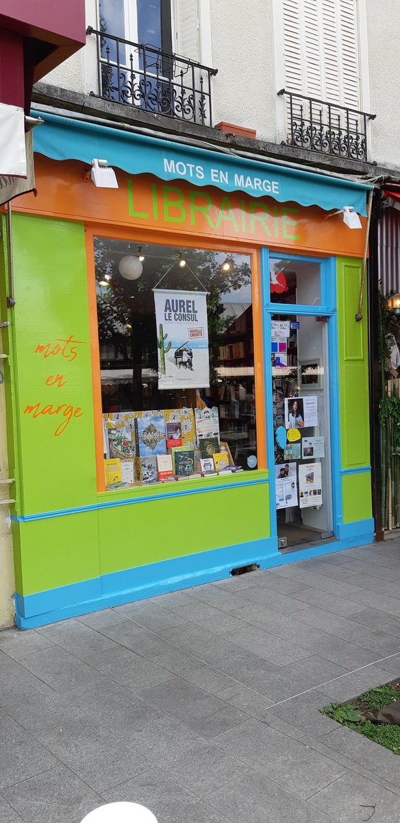 AFarautLGC's tweet photo. Nouvelles couleurs pour @motsenmarge et merci à #linepapin pour sa venue ce matin à notre rencontre pour son dernier roman chez @EditionsStock #lagarenne https://t.co/wqAHH5bA1j