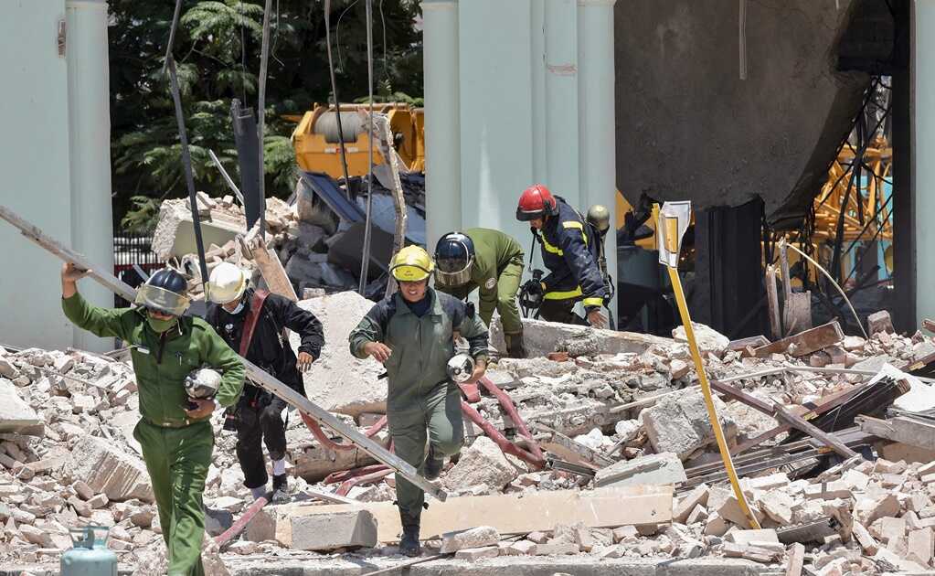 AmarisAylaQba's tweet photo. Me llenan de orgullo los bomberos, los rescatistas, los paramédicos, los policías, los cubanos y cubanas que le fueron arriba al peligro para salvar al que estuviera aún entre los escombros.
👉Jorge Legañoa👈
#FuerzaCuba 
#HotelSaratoga https://t.co/zJvLA0zj2P