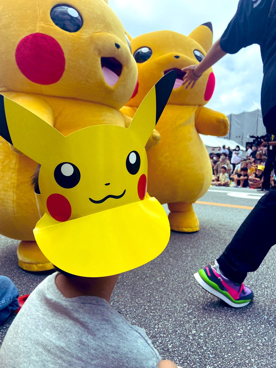 dokinANA1's tweet photo. ピカチュウの神ファンサに固まる息子・・・ピカチュウ、暑い中キレキレダンスありがとう！！感動した！！😭😭 
５歳の息子も「ピカチュウきっと1万回位練習したんだよ」って🥰
#ピカチュウパレード
#空飛ぶピカチュウプロジェクト https://t.co/GddlIlZJUv