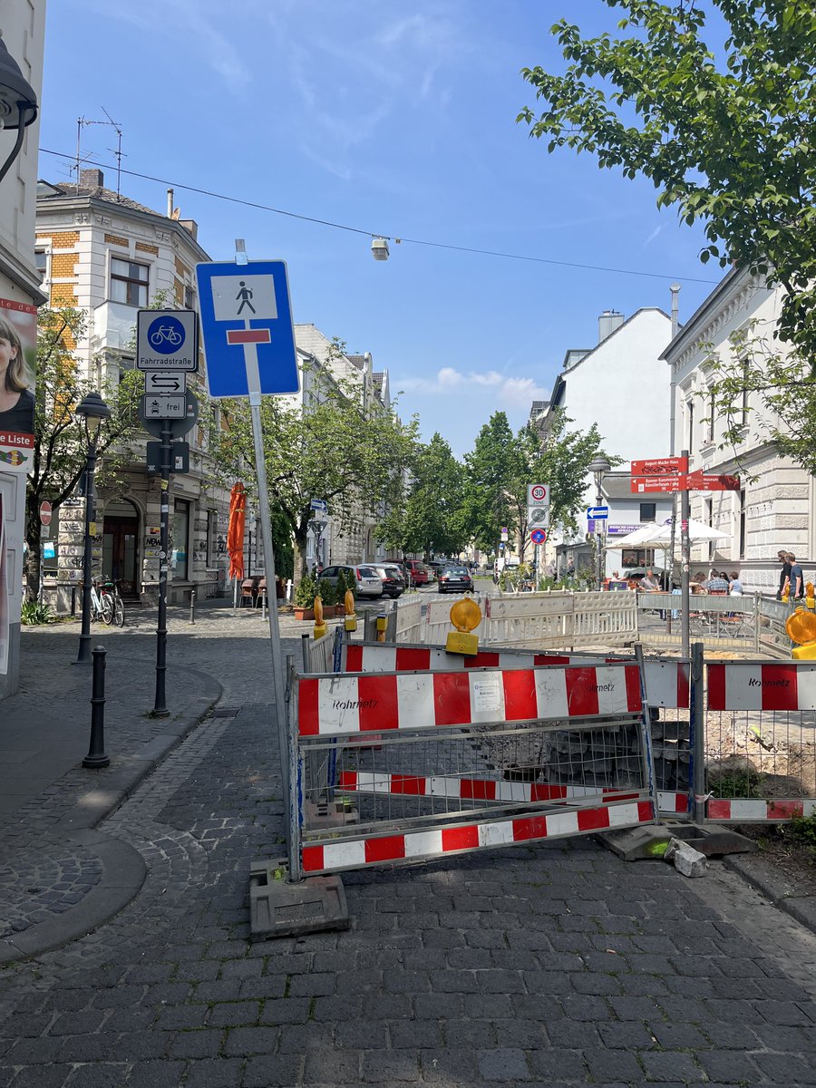 barbara_bonn's tweet photo. Baustellenbedingte #modaleFilter in der #Altstadt #Bonn. Die Idee der #BönnscheViertel: Durchgangsverkehr raus, Leben rein. Dennoch erreichen Autos alle Ziele. Menschen, Gastronomie und Einzelhandel freut es. #StädteFürMenschen https://t.co/SOP2j0rSPV