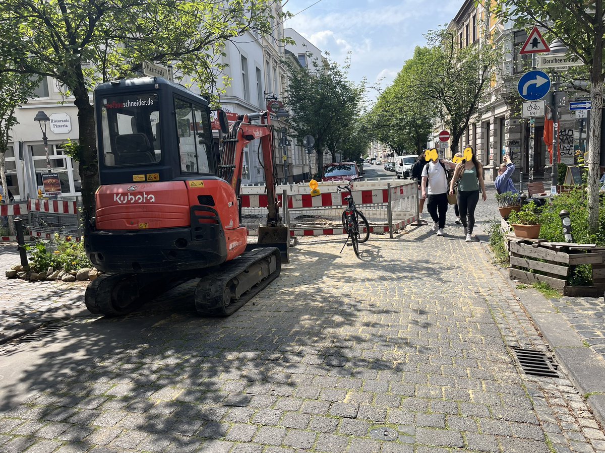 barbara_bonn's tweet photo. Baustellenbedingte #modaleFilter in der #Altstadt #Bonn. Die Idee der #BönnscheViertel: Durchgangsverkehr raus, Leben rein. Dennoch erreichen Autos alle Ziele. Menschen, Gastronomie und Einzelhandel freut es. #StädteFürMenschen https://t.co/SOP2j0rSPV