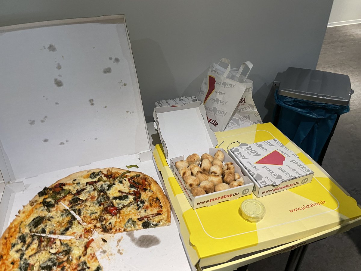 Ra_Koellner's tweet photo. Heute Mittag gab es Pizzza #GlobalAzure #azurecgn @azurecgn https://t.co/cDvBZZfbGn