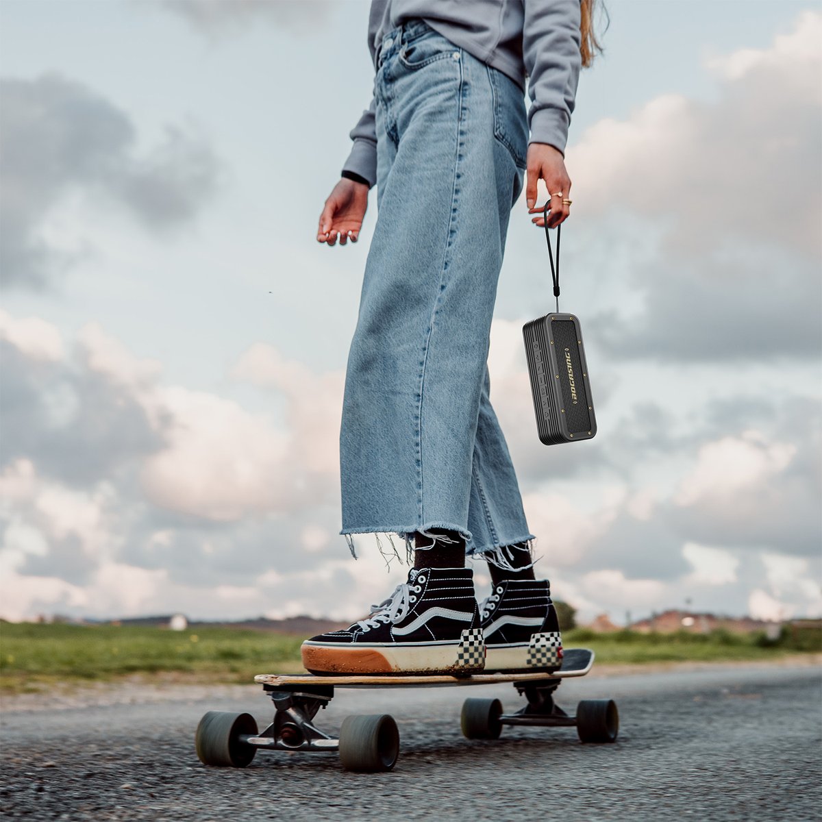 BOGASING's tweet photo. Let's go skateboarding, and take Bluetooth speaker.

#BOGASING #bluetooth #AmazonSummerSale https://t.co/YsBes9OOKt