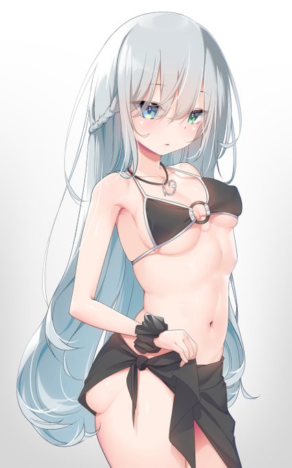 銀髪ロングオッドアイさん 