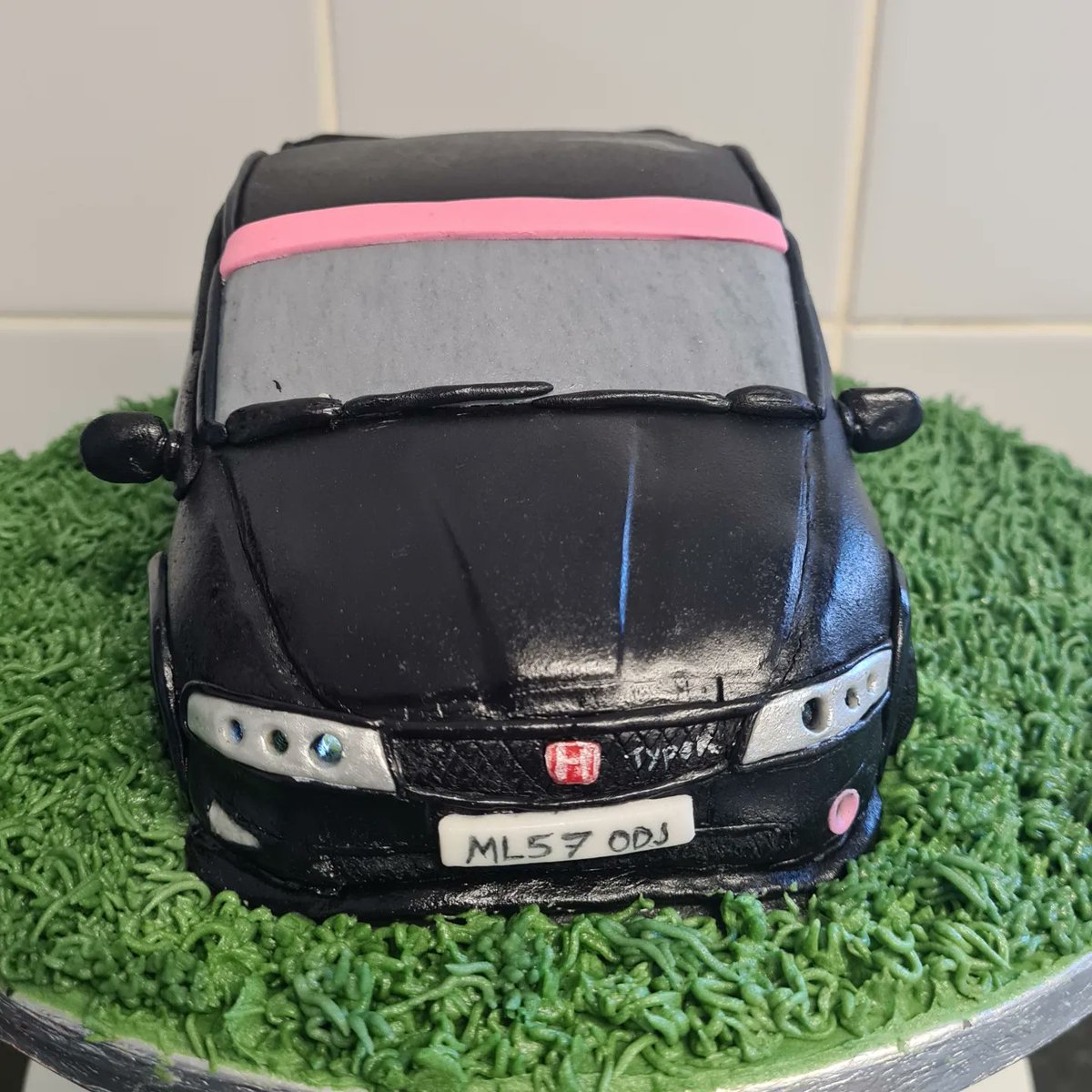 kinkykirst1's tweet photo. Cake honda civic type r , with working lights #cake #baking #hondacivictyper #Civic #car #carcake #workinglights https://t.co/Yh56HQBAJh
