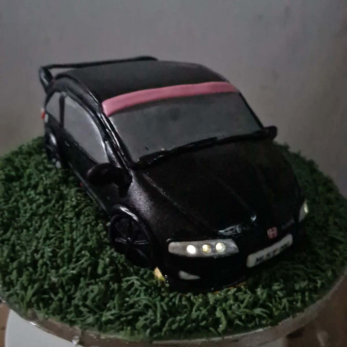 kinkykirst1's tweet photo. Cake honda civic type r , with working lights #cake #baking #hondacivictyper #Civic #car #carcake #workinglights https://t.co/Yh56HQBAJh