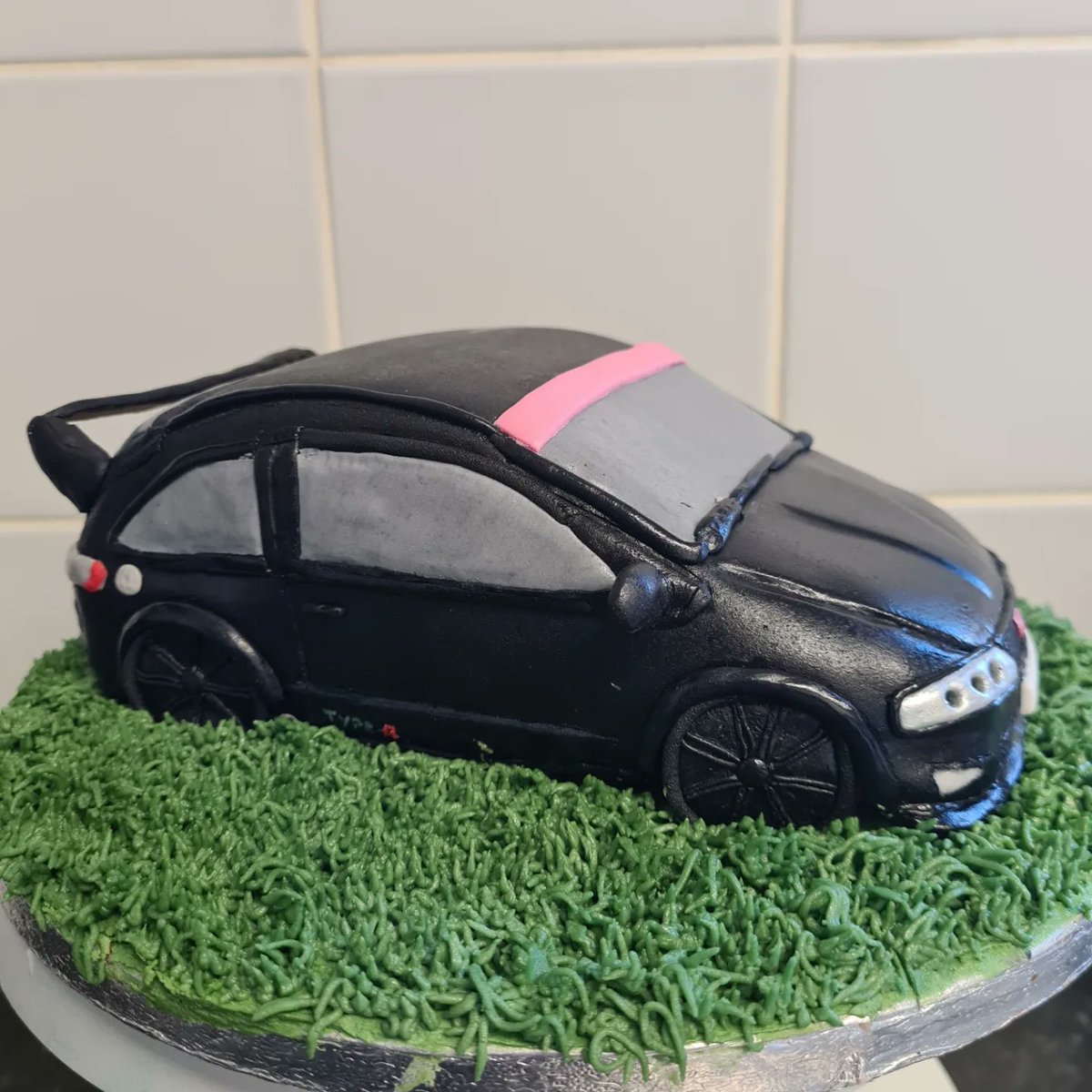 kinkykirst1's tweet photo. Cake honda civic type r , with working lights #cake #baking #hondacivictyper #Civic #car #carcake #workinglights https://t.co/Yh56HQBAJh
