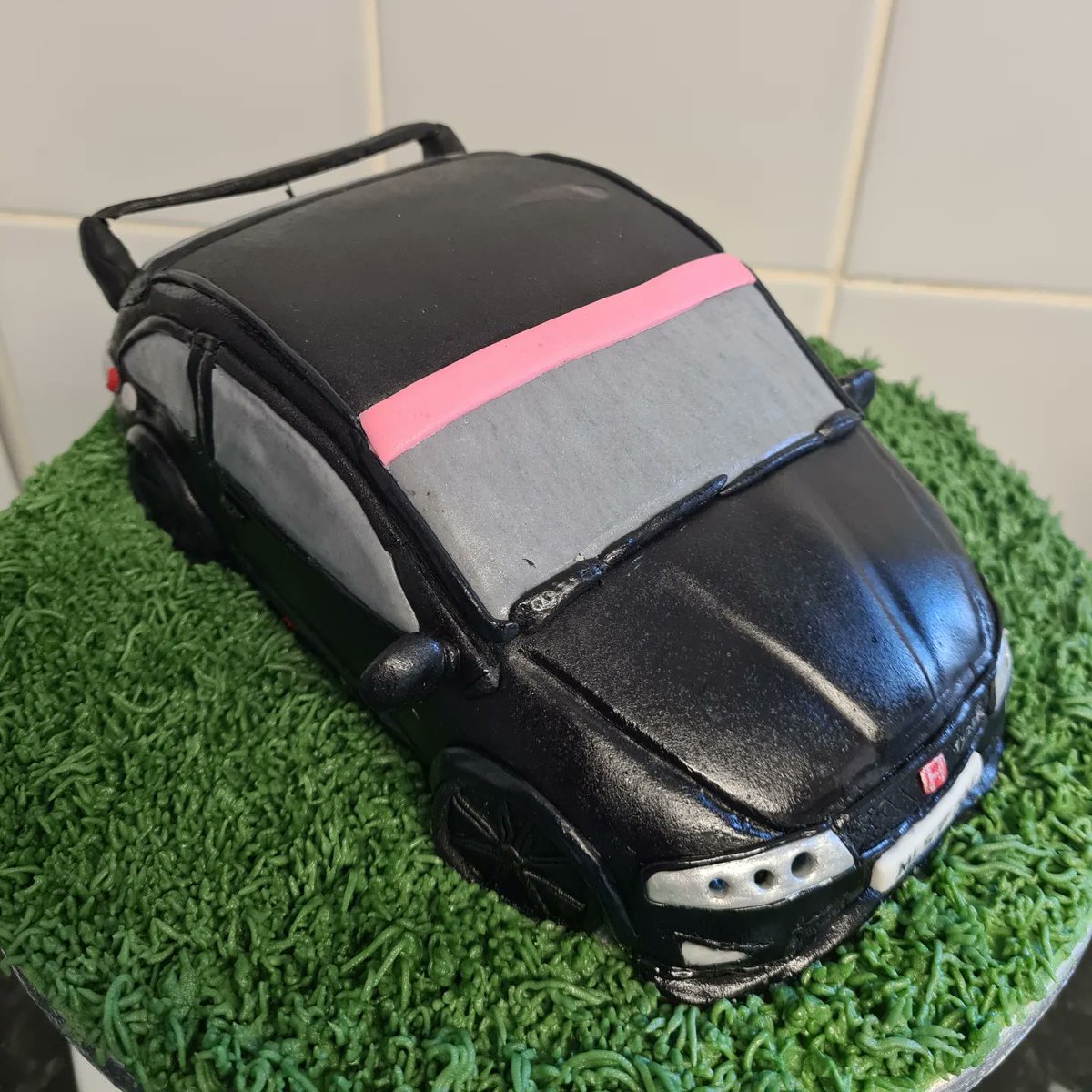kinkykirst1's tweet photo. Cake honda civic type r , with working lights #cake #baking #hondacivictyper #Civic #car #carcake #workinglights https://t.co/Yh56HQBAJh