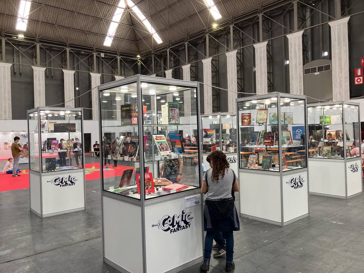 enekopalencia's tweet photo. Este fin de semana se celebra la @COMIC_bcn y el bueno de @celspinol ha organizado la exposición #ComicFantasy22 donde se muestran algunos de los juegos de rol más históricos e importantes.
¿A que no sabéis cuál se ha colado entre tanto monstruo? 🥰🥰🥰 https://t.co/KvQFtbsMgl
