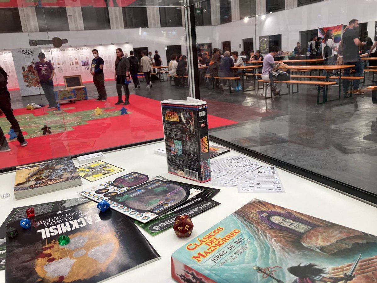 enekopalencia's tweet photo. Este fin de semana se celebra la @COMIC_bcn y el bueno de @celspinol ha organizado la exposición #ComicFantasy22 donde se muestran algunos de los juegos de rol más históricos e importantes.
¿A que no sabéis cuál se ha colado entre tanto monstruo? 🥰🥰🥰 https://t.co/KvQFtbsMgl