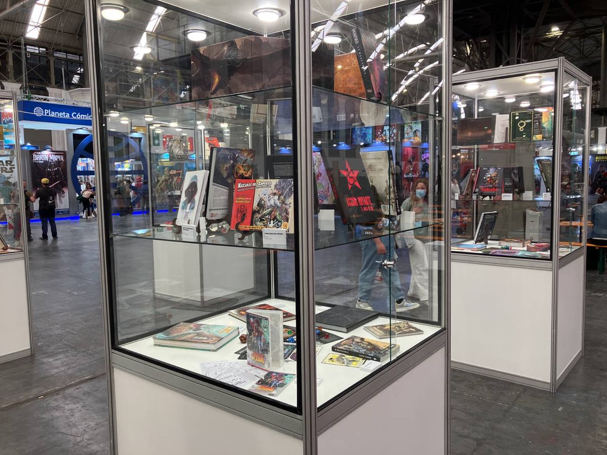 enekopalencia's tweet photo. Este fin de semana se celebra la @COMIC_bcn y el bueno de @celspinol ha organizado la exposición #ComicFantasy22 donde se muestran algunos de los juegos de rol más históricos e importantes.
¿A que no sabéis cuál se ha colado entre tanto monstruo? 🥰🥰🥰 https://t.co/KvQFtbsMgl