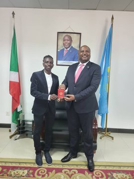 Ikiriho's tweet photo. 🇧🇮🏃🏿♀️Intense préparation de @FrancineNiyons4 au @Diamond_League de Doha #dldoha💎🇶🇦 (@qatar_olympic) du 13 mai. Entre-temps, l'Ambassadeur Extraordinaire et Plénipotentiaire de la République du #Burundi #Firecine🔥a reçu hier son passeport diplomatique du @MAEBurundi, @AShingiro https://t.co/pqw3wFXPI4