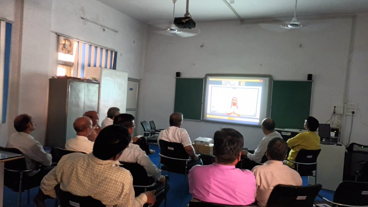 Vb_Mahakoshal's tweet photo. विद्या भारती महाकोशल प्रांत जबलपुर में Live Telecast Studio & Training Centre से संबंधित IT-Cell में Digital Classroom में "EKIN Simplify Technology" Company द्वारा Online Demo दिया गया। #onlineclasses #digitalclassroom #bestschoolinindia #rssschool https://t.co/XxISjSzHm5