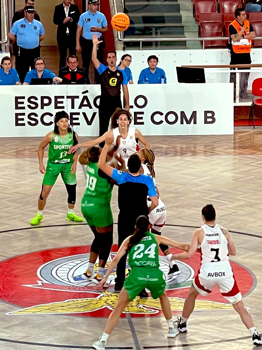 VasconcelosRi's tweet photo. @SLBenfica vs @CUSportiva Final Liga Feminina @BetclicPortugal 
@fpbasquetebol #SomosBasquetebol https://t.co/YiA9Wp2668