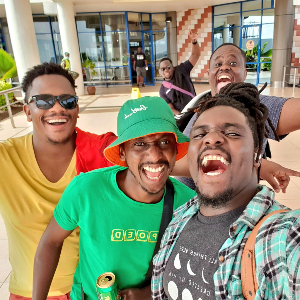 CulturedTimes's tweet photo. When you meet humble goons, you take a selfie to be on their good side 😆😆 @poghie_esquire 
✍🏾CULTURED TIMES https://t.co/1Em1l5BLJl