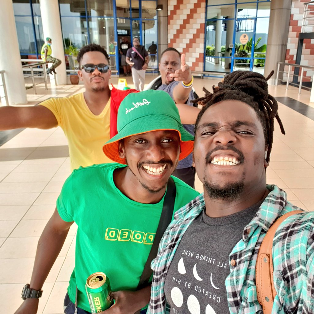 CulturedTimes's tweet photo. When you meet humble goons, you take a selfie to be on their good side 😆😆 @poghie_esquire 
✍🏾CULTURED TIMES https://t.co/1Em1l5BLJl