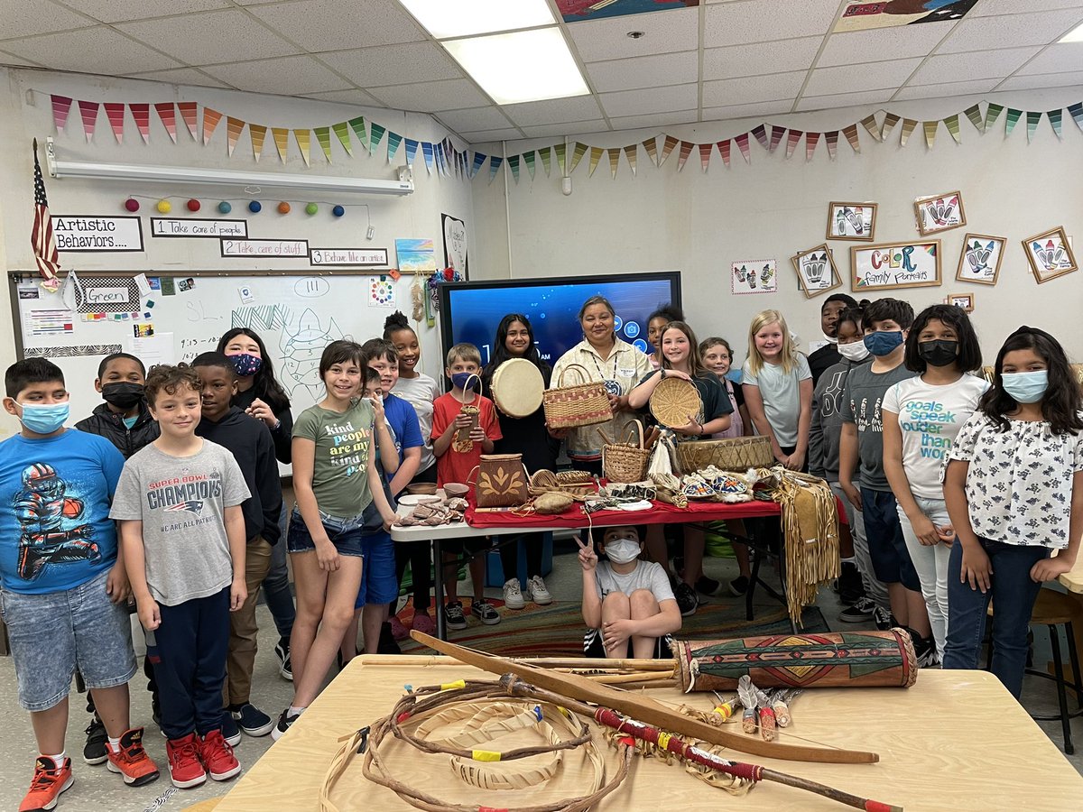 ReidsReaders's tweet photo. On our last day with Senora Lynch we learned about other forms of art and daily life. #WhosGotItBetterThanWES https://t.co/UGi1Yz8ihd