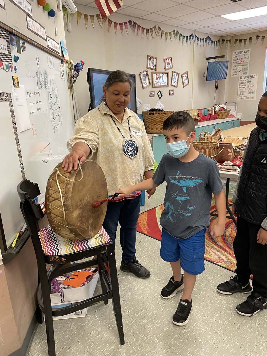 ReidsReaders's tweet photo. On our last day with Senora Lynch we learned about other forms of art and daily life. #WhosGotItBetterThanWES https://t.co/UGi1Yz8ihd