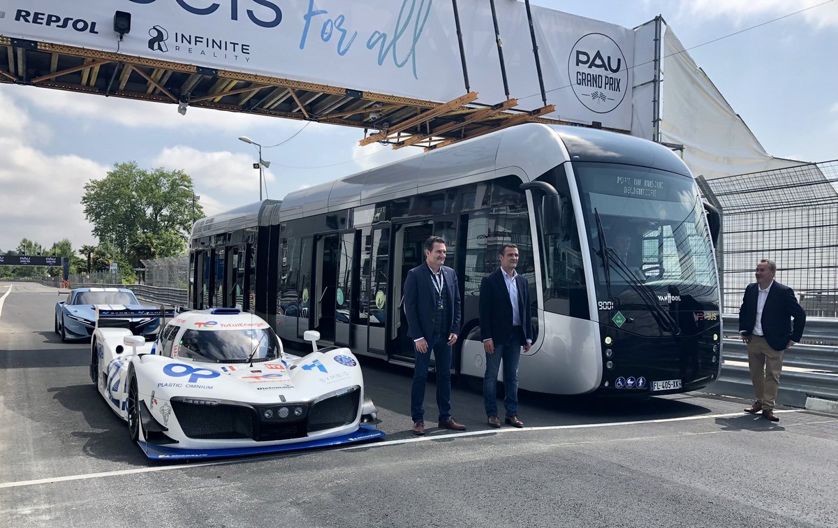 MissionH24's tweet photo. The LMPH2G on the start lane at @GPdePau with the hydrogen bus #Febus ! ✨💦 https://t.co/MPApgUTCZi
