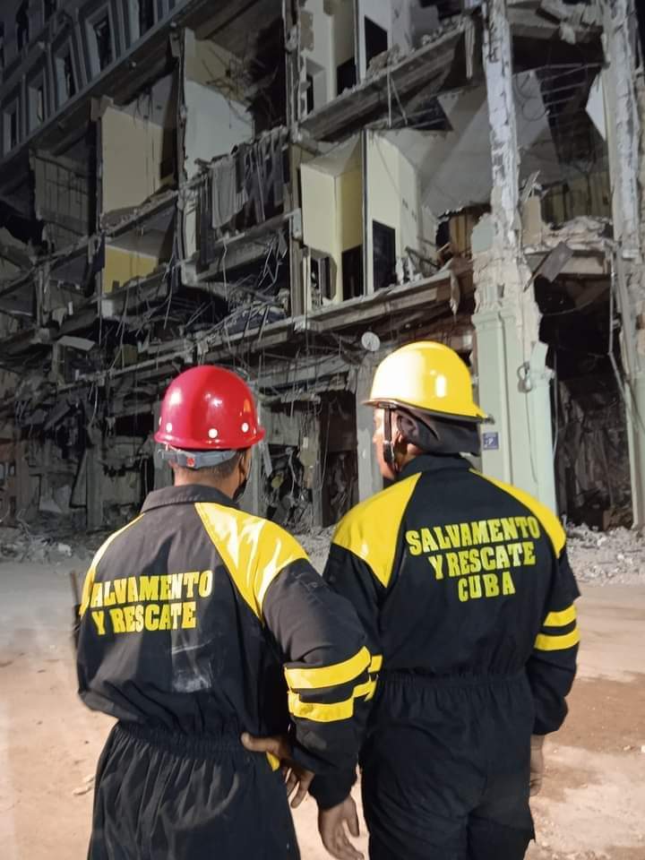 DiazCanelB's tweet photo. El mayor reconocimiento para las fuerzas de rescate y salvamento que no han descansado en la búsqueda de sobrevivientes y en el imprescindible escombreo del #HotelSaratoga y sus alrededores. Son nuestros héroes de estas horas terribles. #FuerzaCuba https://t.co/lJbw5LhRka