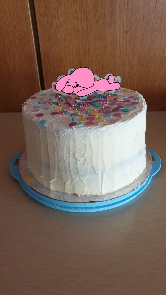 _hrmpf_'s tweet photo. Meh... Creme ist teilweise geronnen, ein Fruchtspiegel hat nicht funktioniert, der eine Boden scheint durch und glatt einstreichen konnte ich sie auch nicht 😑
Und überhaupt ist das alles nicht so, wie bereits im Juli 2020 geplant ... VOR Geburt des Täuflings #Tauftorte🌈 https://t.co/bm8lVFNhfw