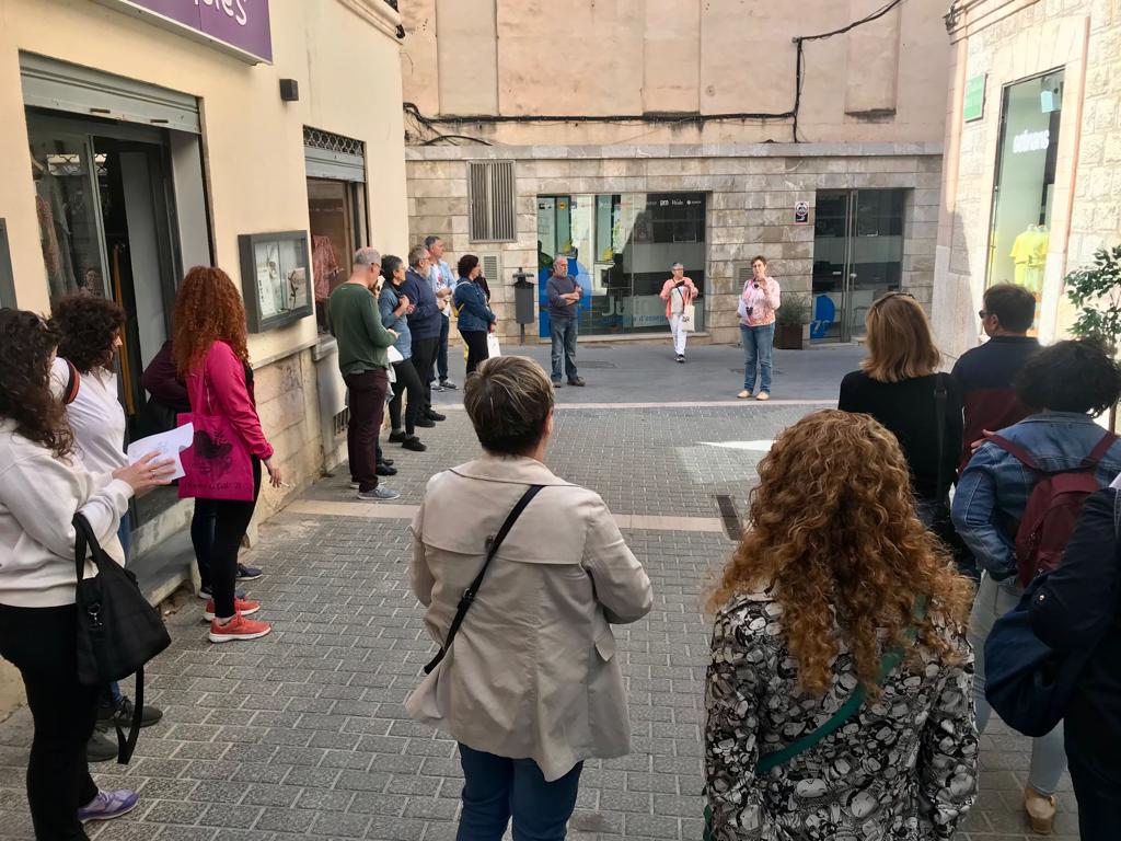 HELENACAYETANO's tweet photo. Avui descobrim #IncaCiutat de la mà de M. Magdalena Payeras i Llorenç Payeras.
Ens guien per les principals colònies de #cabots de la nostra ciutat.
Sabíeu que les colònies de cabots són un indicador de la qualitat d'aire?
#IncaCultura
#IncaMediAmbient https://t.co/nwYawa1ria