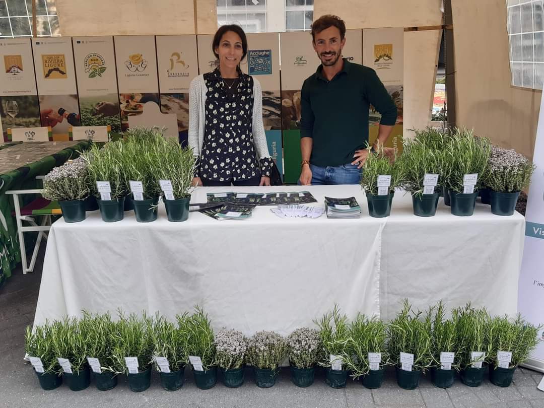 CCIAARIVLIG's tweet photo. 🌱🌾🌿 
🍃 @liguriadigitale @cersaa_news (az speciale #cciaarivlig) e @Ortofrutticola Albenga presenti ad @aromaticadiano nel bellissimo centro pedonale di Diano Marina per il Progetto 4.0 finanziato dal #PSR 2014-2020  @RegLiguria  
@aromadiriviera https://t.co/SbPlJSmjHw