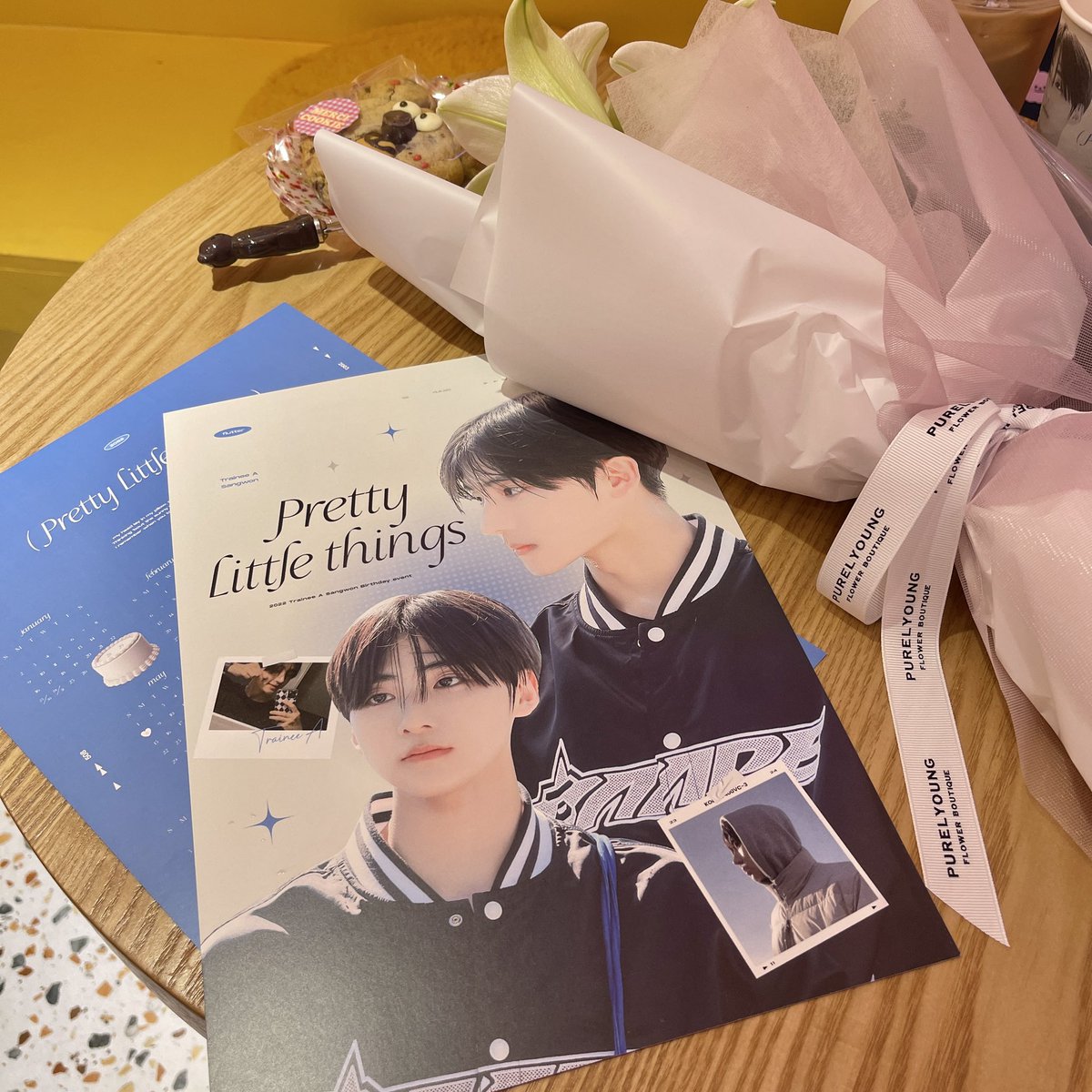 030508_'s tweet photo. #상원이의_스무번째_봄
#TraineeA #상원

카페 구석구석 귀엽고 청순한 상원이로 가득해서 넘 행복했어요...💛 
포스터도 너무너무너무 예뻐요ㅜㅜㅜㅜ!!! 
좋은 이벤트 감사합니다🥹❤️‍🔥❤️‍🔥❤️‍🔥 https://t.co/fr2skWuFnR