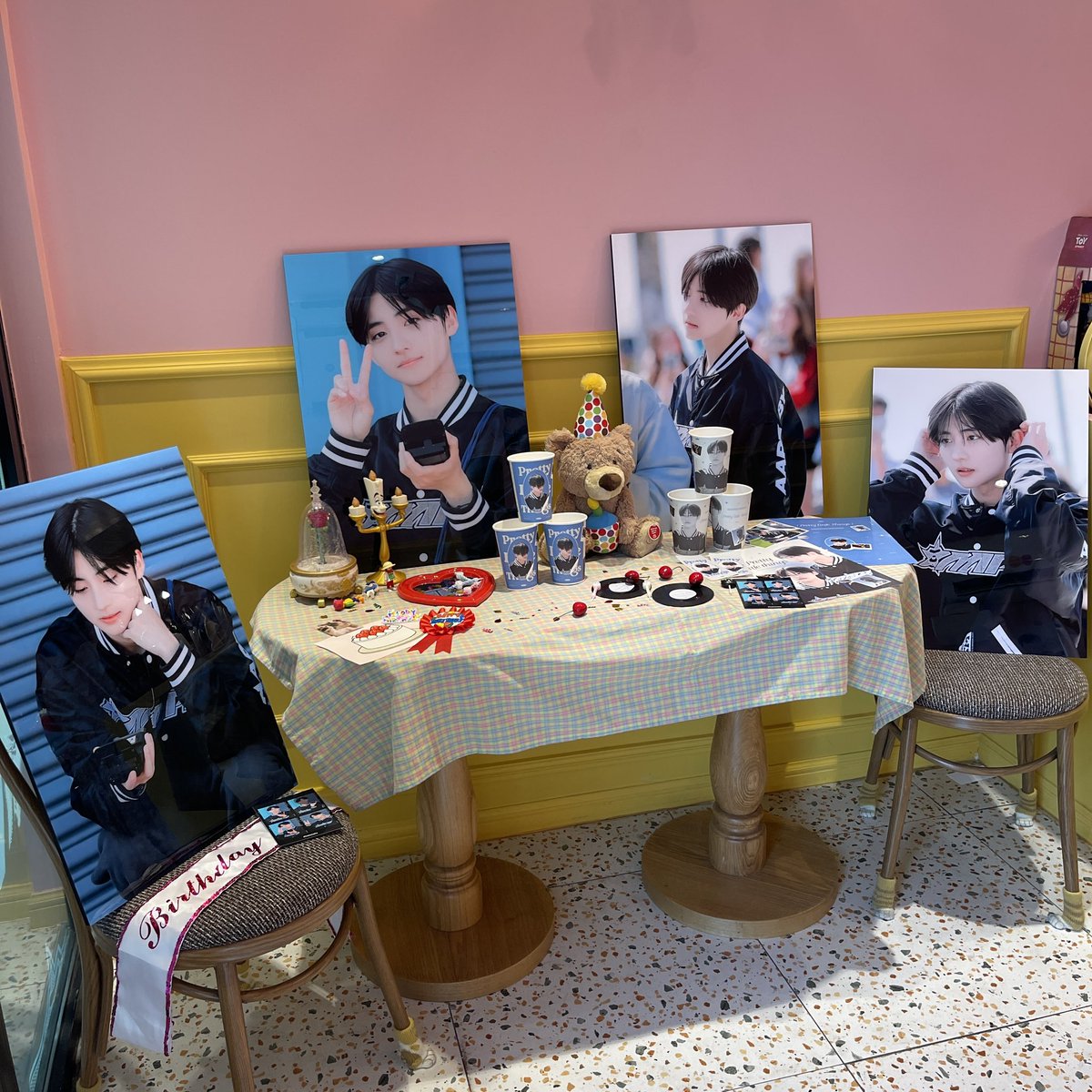 030508_'s tweet photo. #상원이의_스무번째_봄
#TraineeA #상원

카페 구석구석 귀엽고 청순한 상원이로 가득해서 넘 행복했어요...💛 
포스터도 너무너무너무 예뻐요ㅜㅜㅜㅜ!!! 
좋은 이벤트 감사합니다🥹❤️‍🔥❤️‍🔥❤️‍🔥 https://t.co/fr2skWuFnR