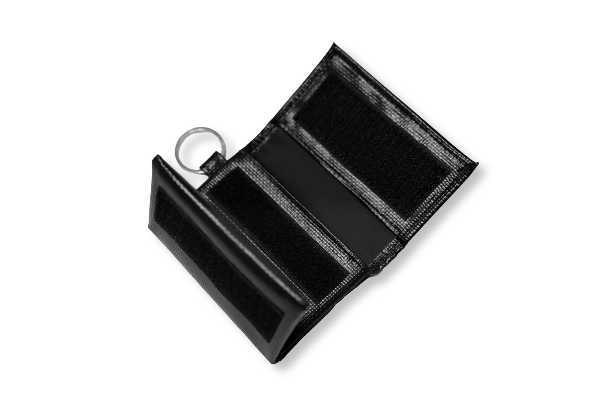 IPAT_JPN's tweet photo. 【TP WALLET】
防水性と耐久性に優れたターポリン素材のウォレット
フロントデザインにはグランジ感のあるロゴデザインをプリントで施してます。
https://t.co/QIpw1VULSq https://t.co/iyZeR7IcUA
