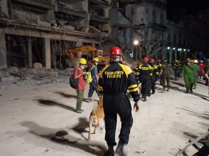 DiazCanelB's tweet photo. El mayor reconocimiento para las fuerzas de rescate y salvamento que no han descansado en la búsqueda de sobrevivientes y en el imprescindible escombreo del #HotelSaratoga y sus alrededores. Son nuestros héroes de estas horas terribles. #FuerzaCuba https://t.co/lJbw5LhRka