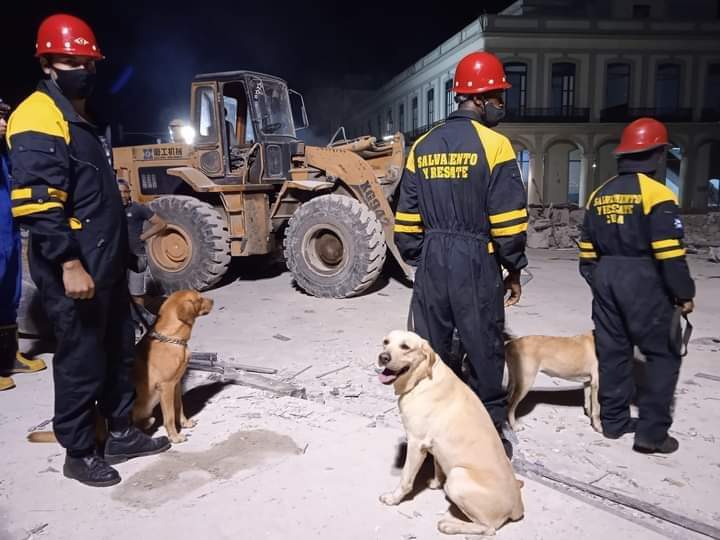 DiazCanelB's tweet photo. El mayor reconocimiento para las fuerzas de rescate y salvamento que no han descansado en la búsqueda de sobrevivientes y en el imprescindible escombreo del #HotelSaratoga y sus alrededores. Son nuestros héroes de estas horas terribles. #FuerzaCuba https://t.co/lJbw5LhRka