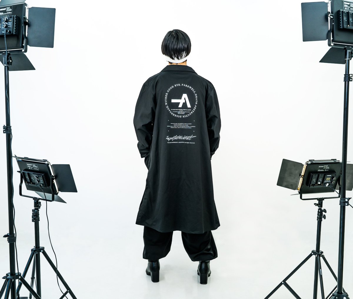 IPAT_JPN's tweet photo. 【BLACK COAT】
微光沢のツイル生地を採用を使用したコートのバックには、ブランドのメインロゴを中心に追求し続けたメッセージを各デザインに配置。
スタイルや性別に囚われないアイテム。
https://t.co/sS9HTddlnj https://t.co/IdKYHbhRrs