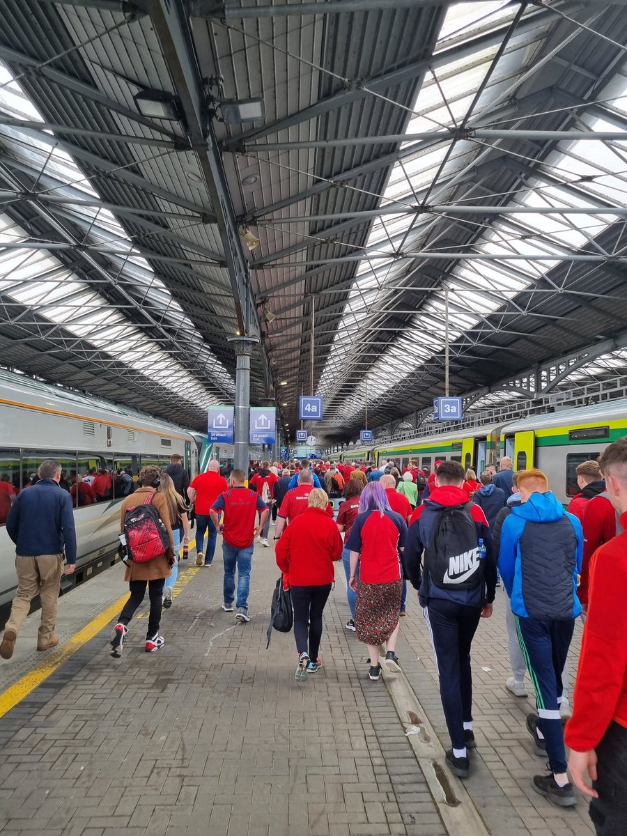 EimzT's tweet photo. Sea of red is descending #teamofbus #suaf @Munsterrugby @threeredkings https://t.co/8YSXh84zNm