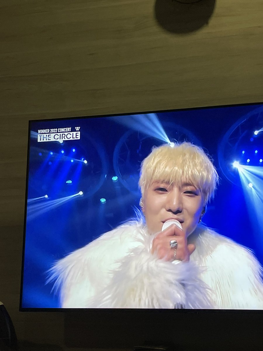 kwonjiyongeez's tweet photo. bb up close https://t.co/6ZKlzKYgU8